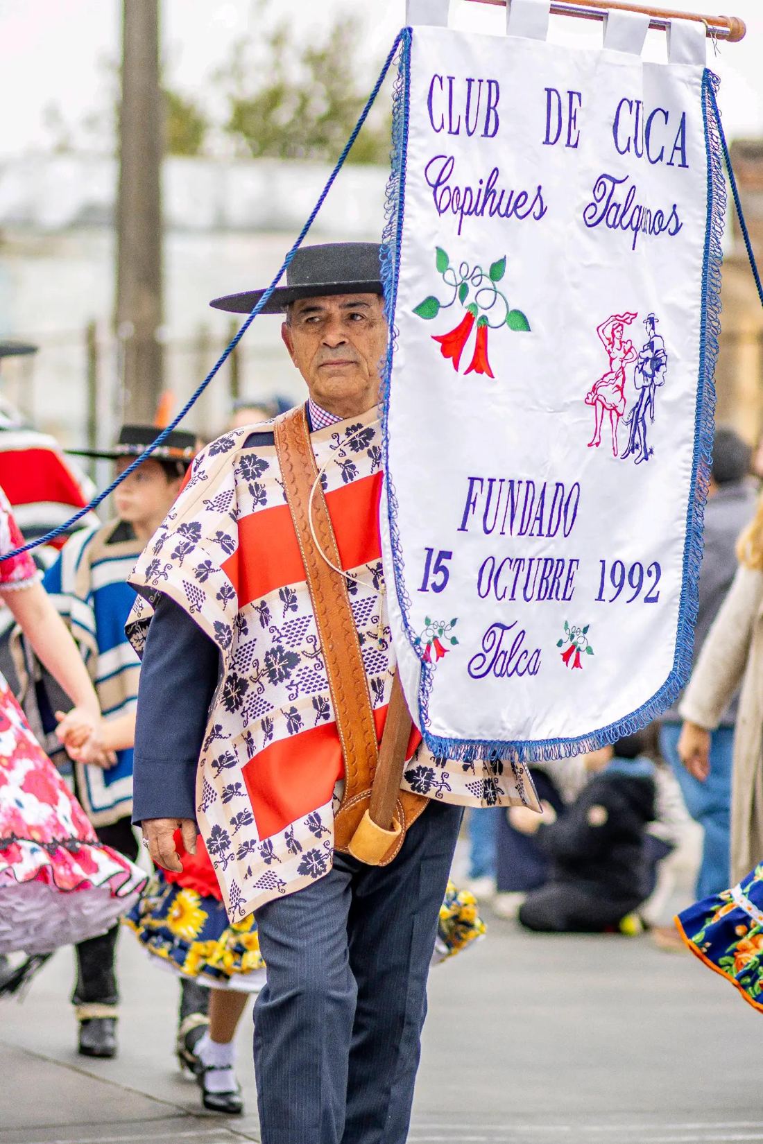 Huaso desfilando con el estandarte de un club de cueca de Talca